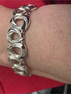 Silvertone stretch bracelet